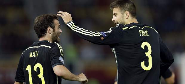 Mata y Piqué celebran el gol de España ante Macedonia.