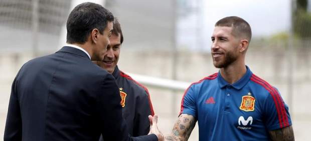 Sergio Ramos, con el presidente del Gobierno, Pedro Sánchez.
